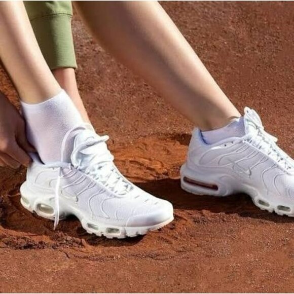 10 WOMEN'S NIKE AIR MAX PLUS ALL TRIPLE WHITE RUNNING SNEAKERS DM2362-100 - Picture 1 of 9